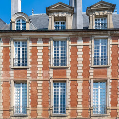 Fototapeta na wymiar Paris, place des Vosges, beautiful buildings in a touristic place 