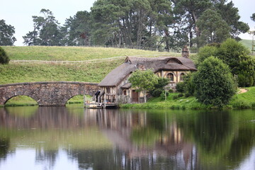Fototapeta na wymiar Moulin sur lac