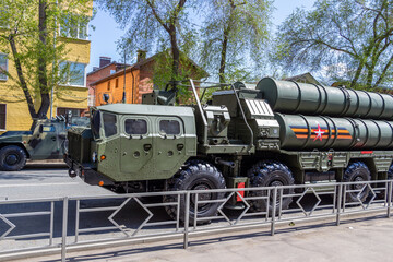 Fototapeta na wymiar Samara, Russia - May 06, 2021: Russian S-400 Triumf (SA-21 Growler) long-range anti-aircraft missile system stands on a city street