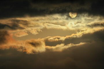 Atardecer entre las nubes 