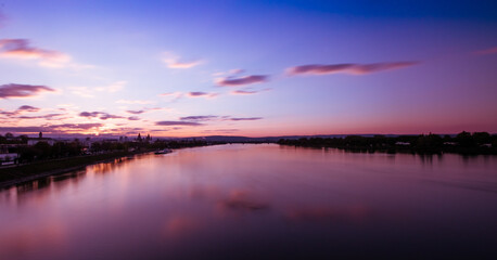 Der Sonnenuntergang &uuml;ber dem Rhein bei Mainz