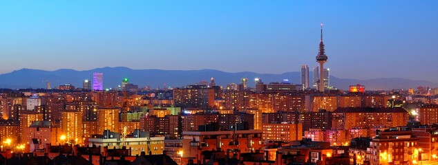Panoramisch zicht. Skyline van Madrid bij de nacht. Madrid op het dak. stadsconcept
