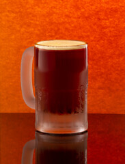 Tarro frio con cerveza obscura