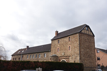 Untere Burg Kuchenheim, Vorburg mit Torhaus von 1573 - Lower Kuchenheim Castle, outer bailey with...