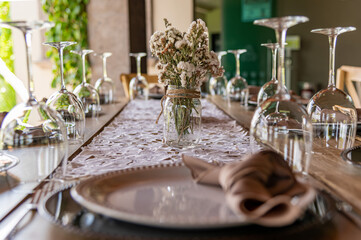 Mesa Montada para Comida con Platos Copas y Flores