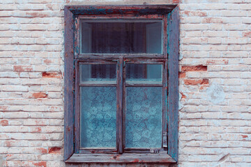 Fototapeta na wymiar Old wooden windows. Very dilapidated brickwork with many roughness and scratches.
