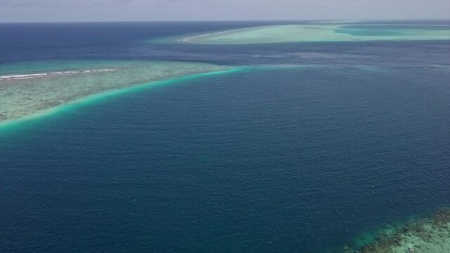 Aerial Panning Shot Of Turquoise And Blue Sea Against Sky On Sunny Day, Drone Flying Over Seascape - Vaadhoo, Maldives