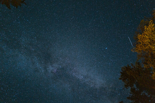 Shooting stars strerak across a clear night sky