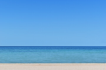 Cielo azul sin nubes y horizonte del mar con franja de arena