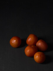 tomates en fondo negro