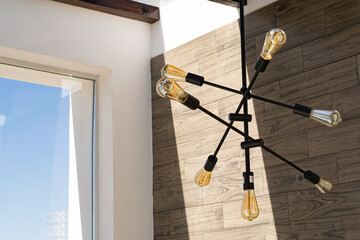 Detalle de lámpara colgada en cubo de escaleras para residencia 