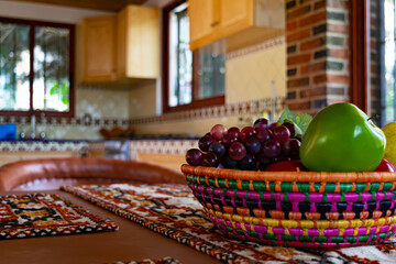 Frutero en cocina de cabaña mexicana