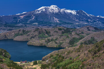 長野県・新緑の妙高山と野尻湖の風景