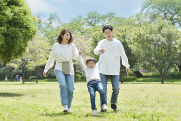 公園を散歩する親子