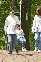 Fototapeta premium 公園で遊ぶファミリー