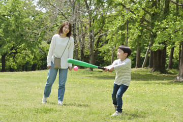 公園で野球をする親子