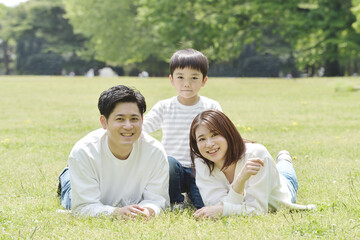 公園でくつろぐ若いファミリー