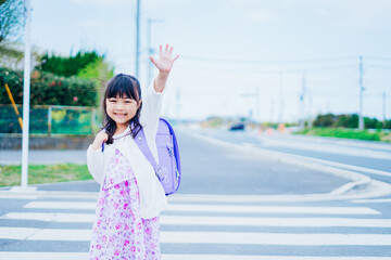 道路を横断する小さな女の子 - obrazy, fototapety, plakaty
