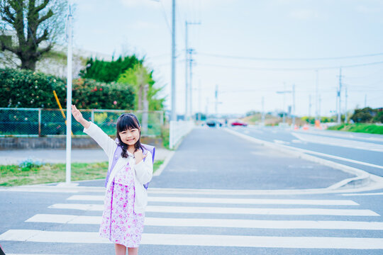 道路を横断する小さな女の子