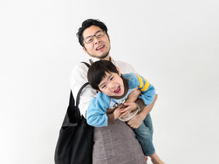 Fototapeta premium 朝の支度にバタバタする男性のイメージ