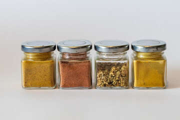 Frasco de tempero e condimentos de vidro colorido.