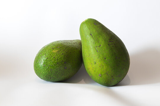 Dois abacates grandes e maduros.