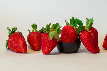 Morangos grandes e suculentos e vermelhos.