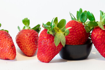 Morangos grandes e suculentos e vermelhos.