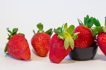 Morangos grandes e suculentos e vermelhos.