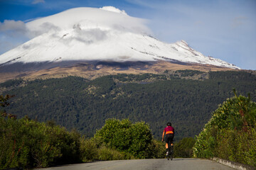 Ciclista frente al volcán Popocatépetl