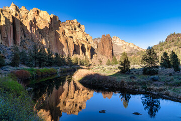 Fototapeta na wymiar Reflections in the Crooked River in Smith Rock State Park