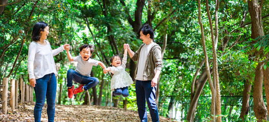 アウトドアを楽しむ家族