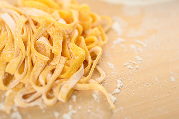 PCレンズを使用して撮影した生パスタのフェットチーネのイメージ