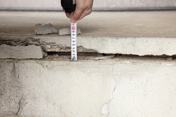 建物基礎の大規模クラックの調査