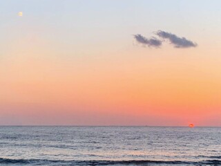 Beautiful scenery of the setting sun over the calm sea