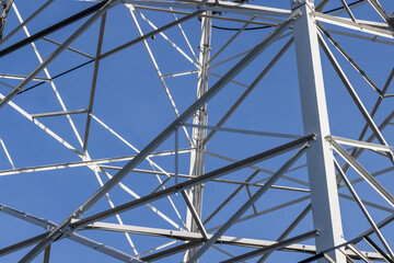 高圧送電線の鉄塔が作る線画