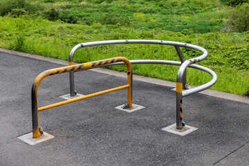 自転車専用路に設置された自動車・バイク進入防止のための柵