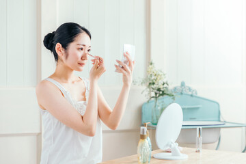 ハイライトを使う女性
