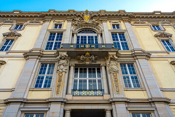 Symbole und Figuren an der Fassade des wiederhergestellten Stadtschloss in Berlin