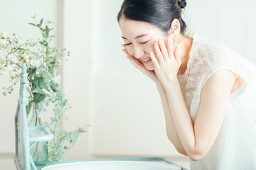 洗顔・スキンケアする女性
