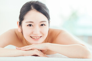 Fototapeta premium エステサロンにきた女性