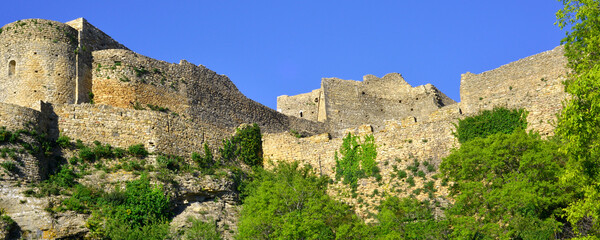 Panoramique forteresse de Mornas (84550), département du Vaucluse en région Provence-Alpes-Côte d'Azur, France - obrazy, fototapety, plakaty
