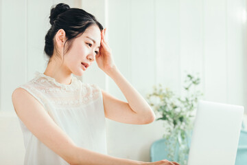 頭痛・ミス・困る女性
