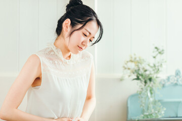 腹痛の女性
