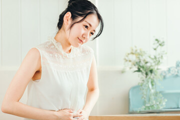 腹痛の女性

