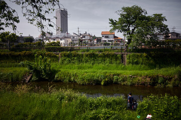 春の小川で遊ぶ少年2人