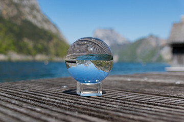 Glaskugel mit See und Berg