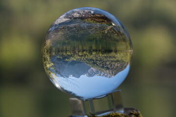 Glaskugel mit See und Berg