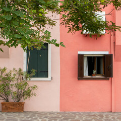 Fototapeta na wymiar Colorful houses with brightly painted facades in Burano, Venice, Italy
