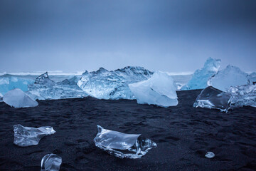 Gletschereis am schwarzen Sandstrand von Island